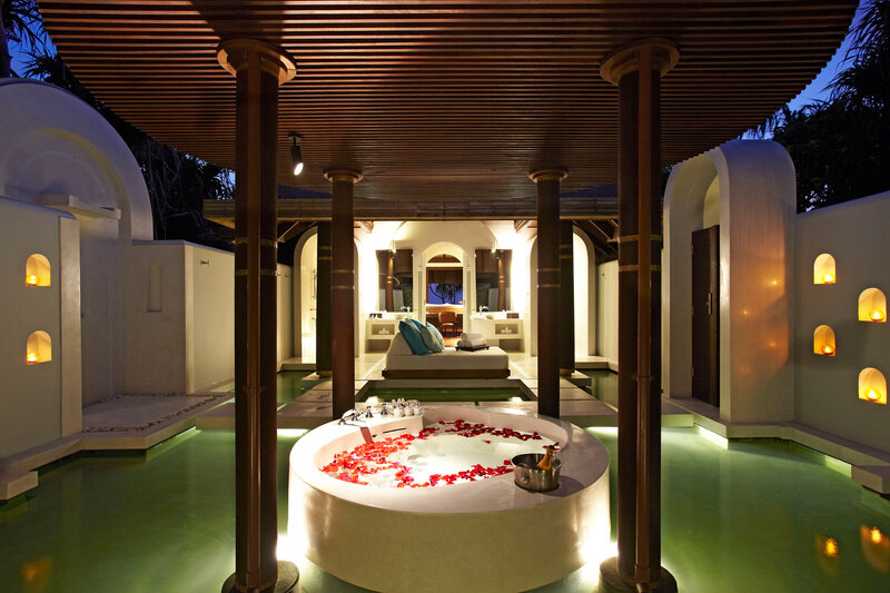 Round Bathtub with Petals
