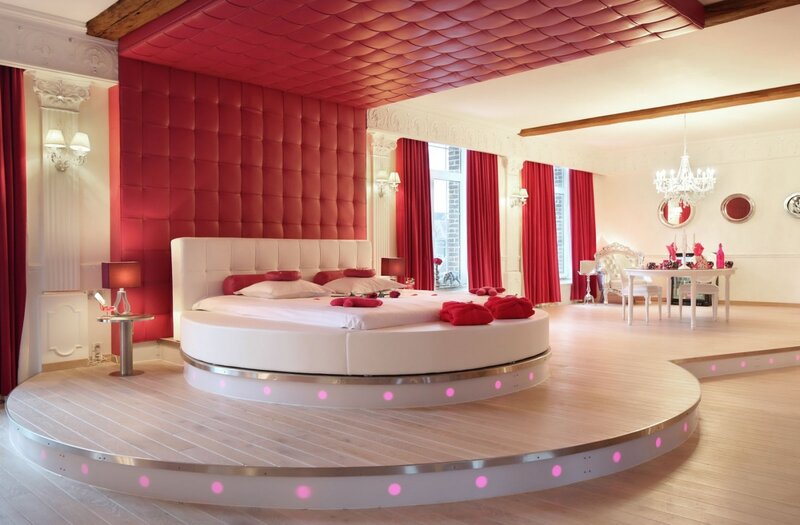 Round Bed in Bedroom — Red