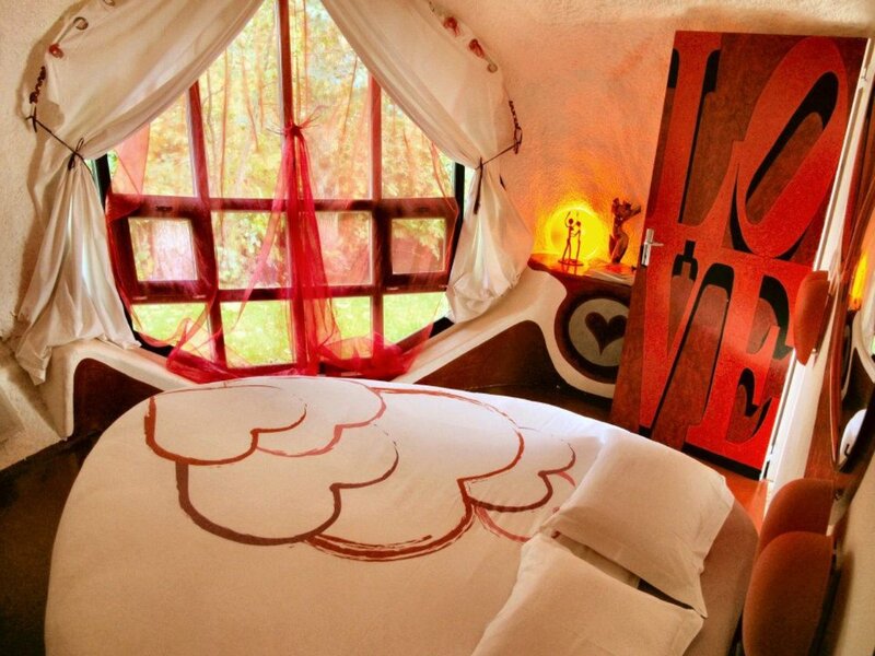 Round Bed in Curved Room