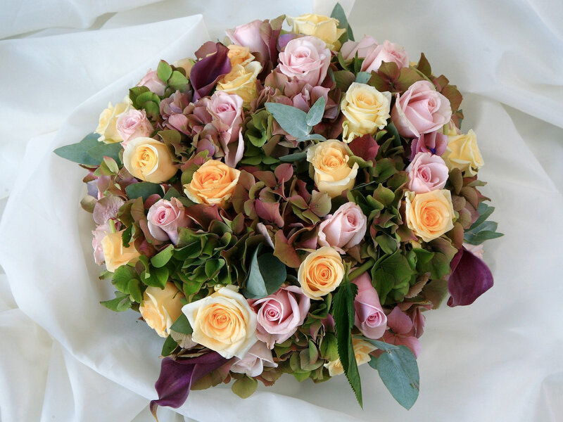 Round Bouquet of Roses