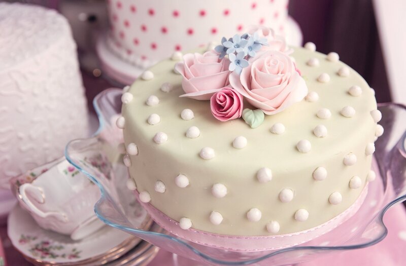 Round Cake with Roses — Pink