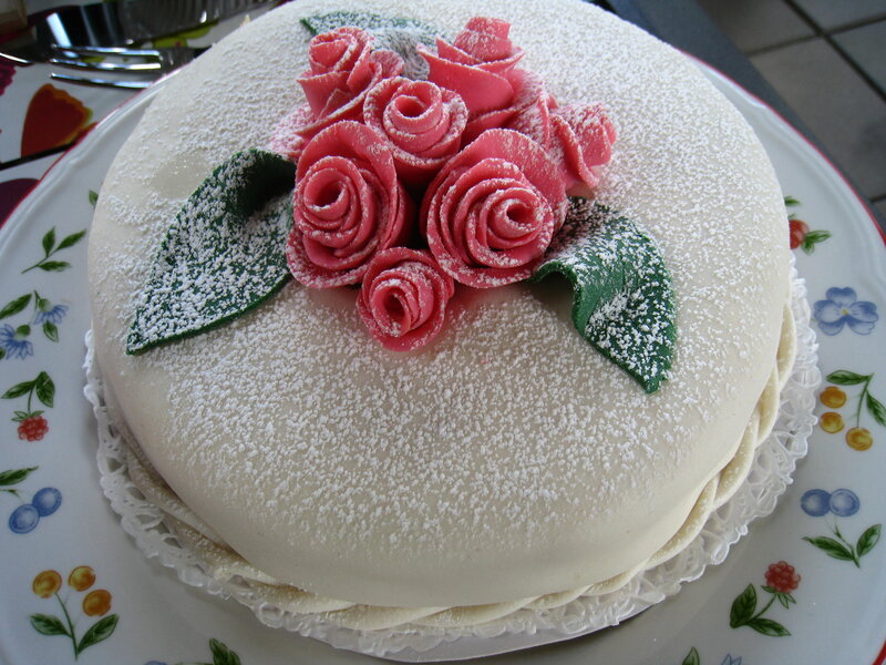 Round Cake with Roses