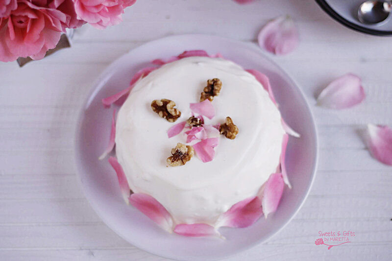 Round Cake with Walnuts