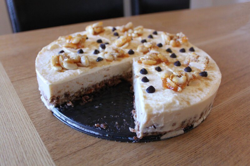 Round Cheesecake with Nuts