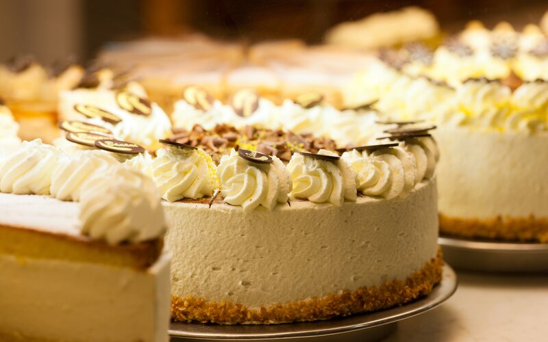 Round Cheesecake with Whipped Cream