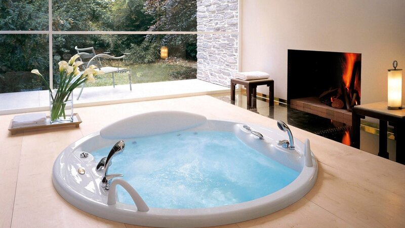 Round Jacuzzi Tub — White