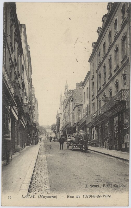 Rue de l'Hôtel-de-Ville in Laval