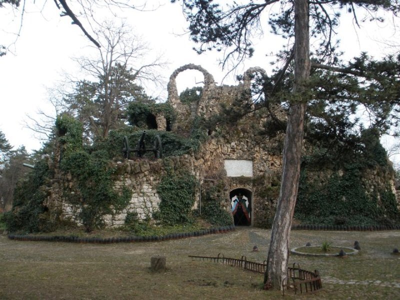Ruined Stone Structure — Green, Somber