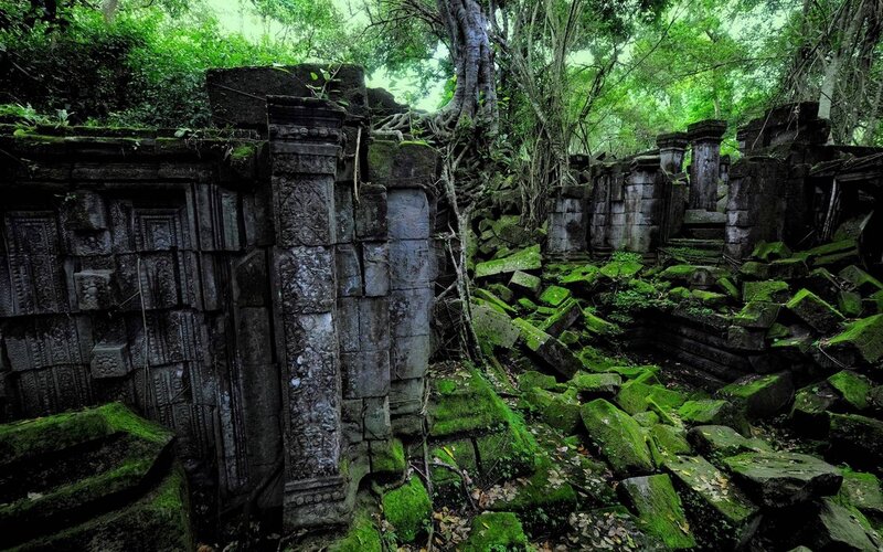 Ruined Temple in Jungle — Green, Overgrown