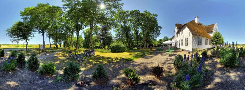 Rural inn with garden and bikes