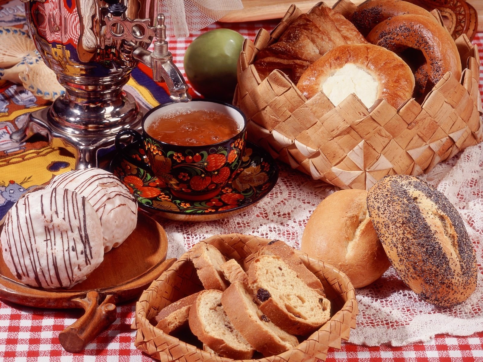 Russian tea and bread spread