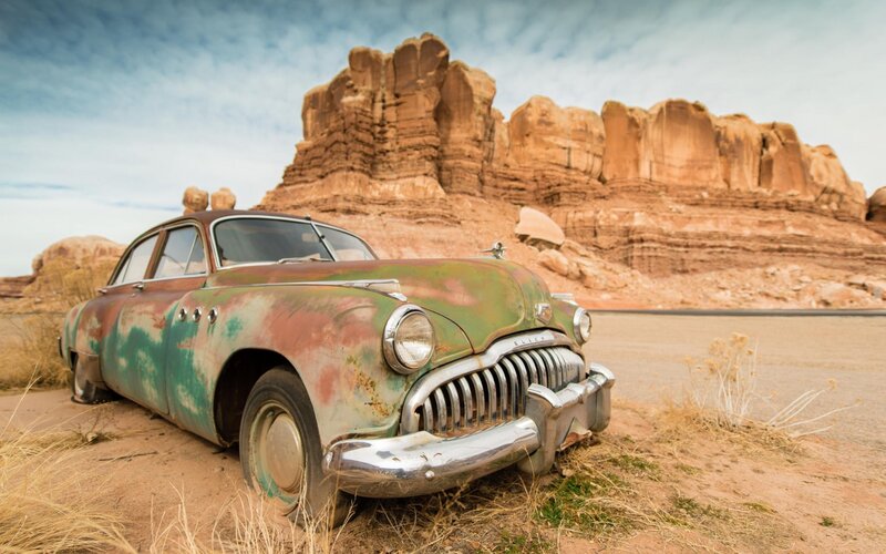 Rusty Car in Desert — Green