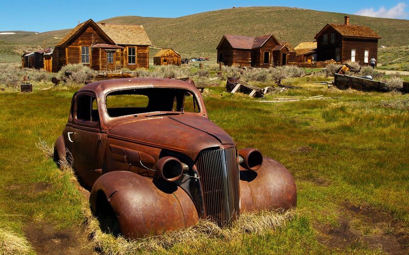 Rusty Car in Field — Green, Desolate