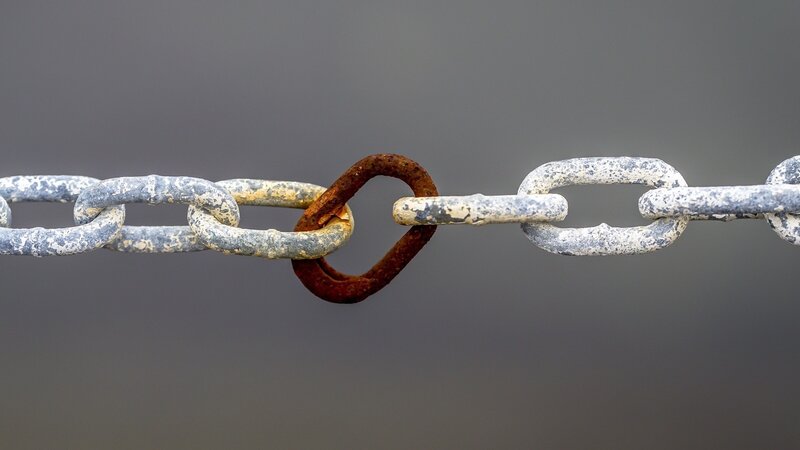 Rusty Chain Link — Gray, Dramatic