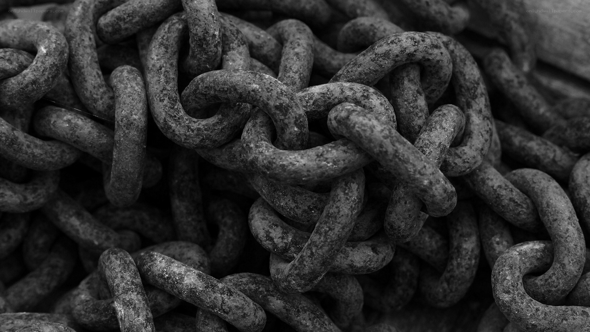 rusty chain links in pile