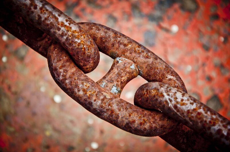 Rusty Metal Chain — Brown