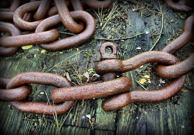 Rusty Metal Chains — Brown, Dramatic