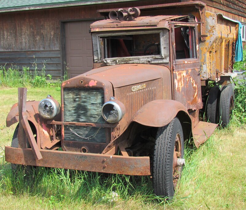 Rusty Old Truck — Brown, Decayed
