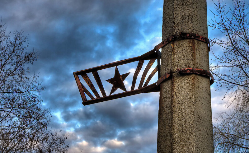 Rusty sign with star on pole