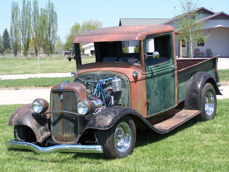 Rusty Vintage Pickup Truck — Green