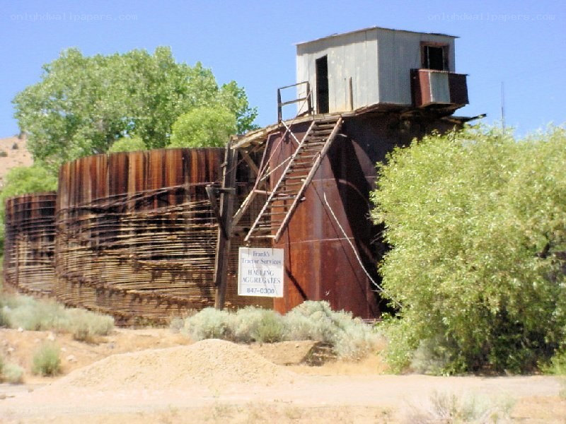 Rusty water tank structure