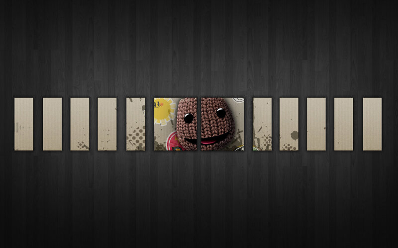 Sackboy peeking through panels