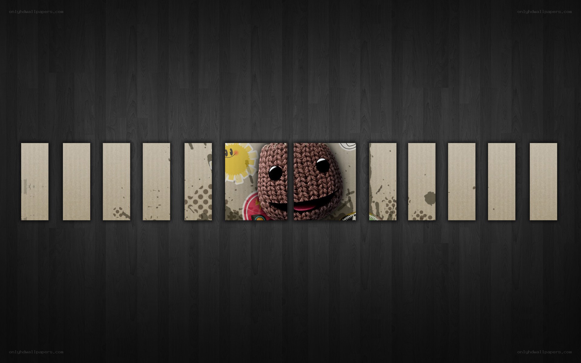 Sackboy peeking through panels