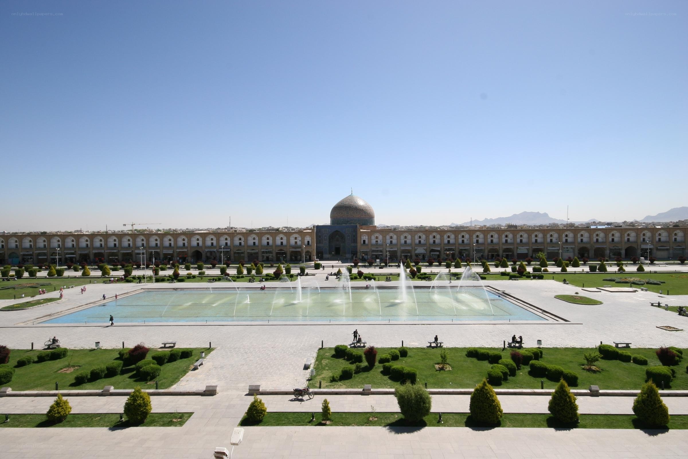 Safavid-era square with fountain