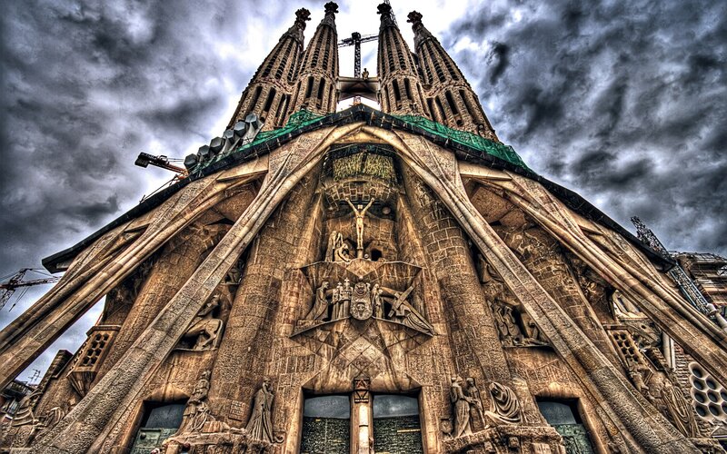 Sagrada Familia Facade — Gray