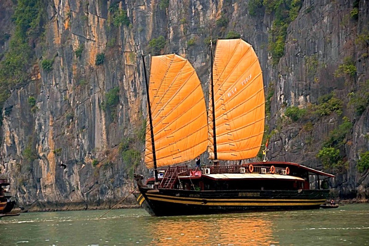 Sailboat in a limestone bay