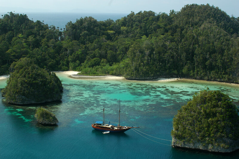 Sailboat in Tropical Bay — Blue