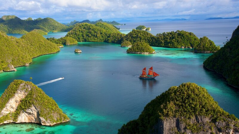 Sailboat in Tropical Bay — Serene