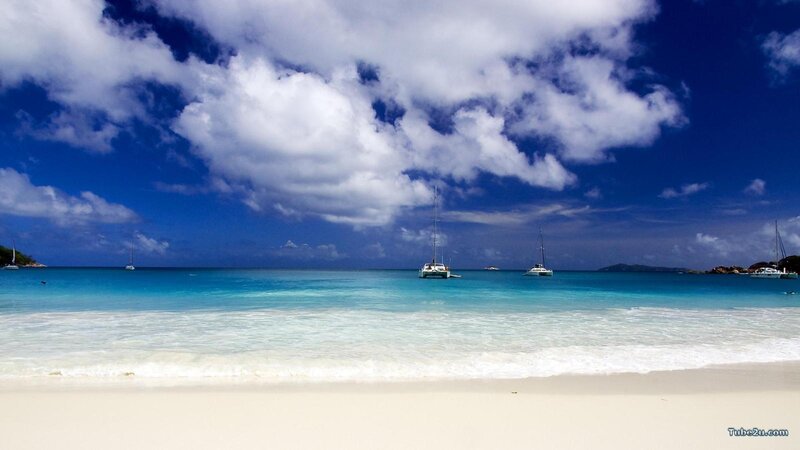 Sailboats in Turquoise Water — Beach