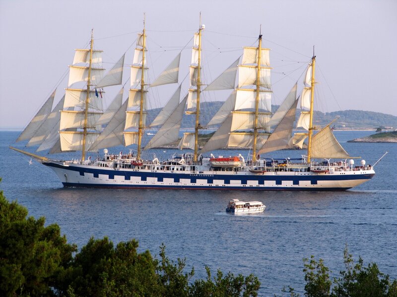 Sailing ship with multiple masts