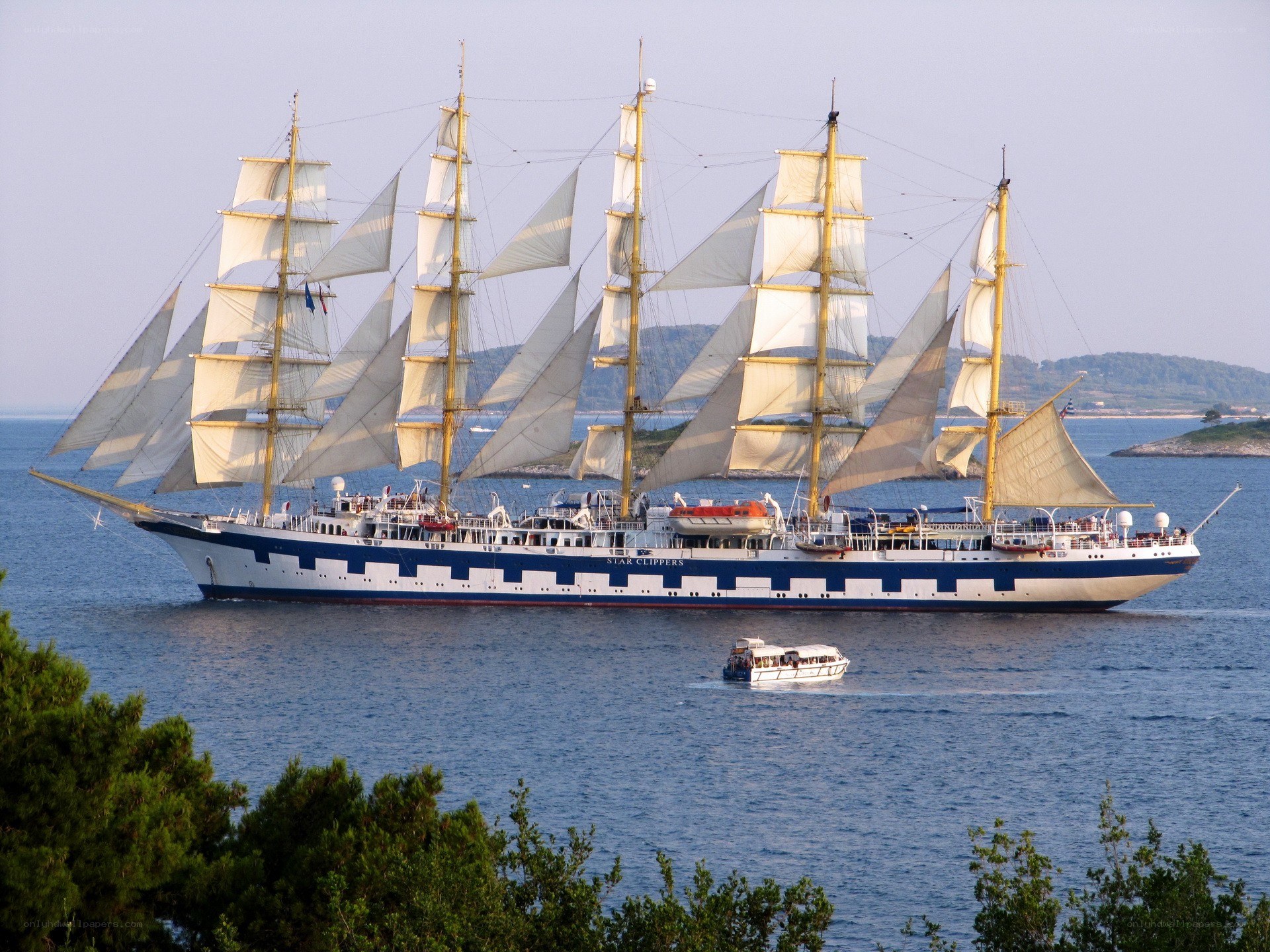 Sailing ship with multiple masts