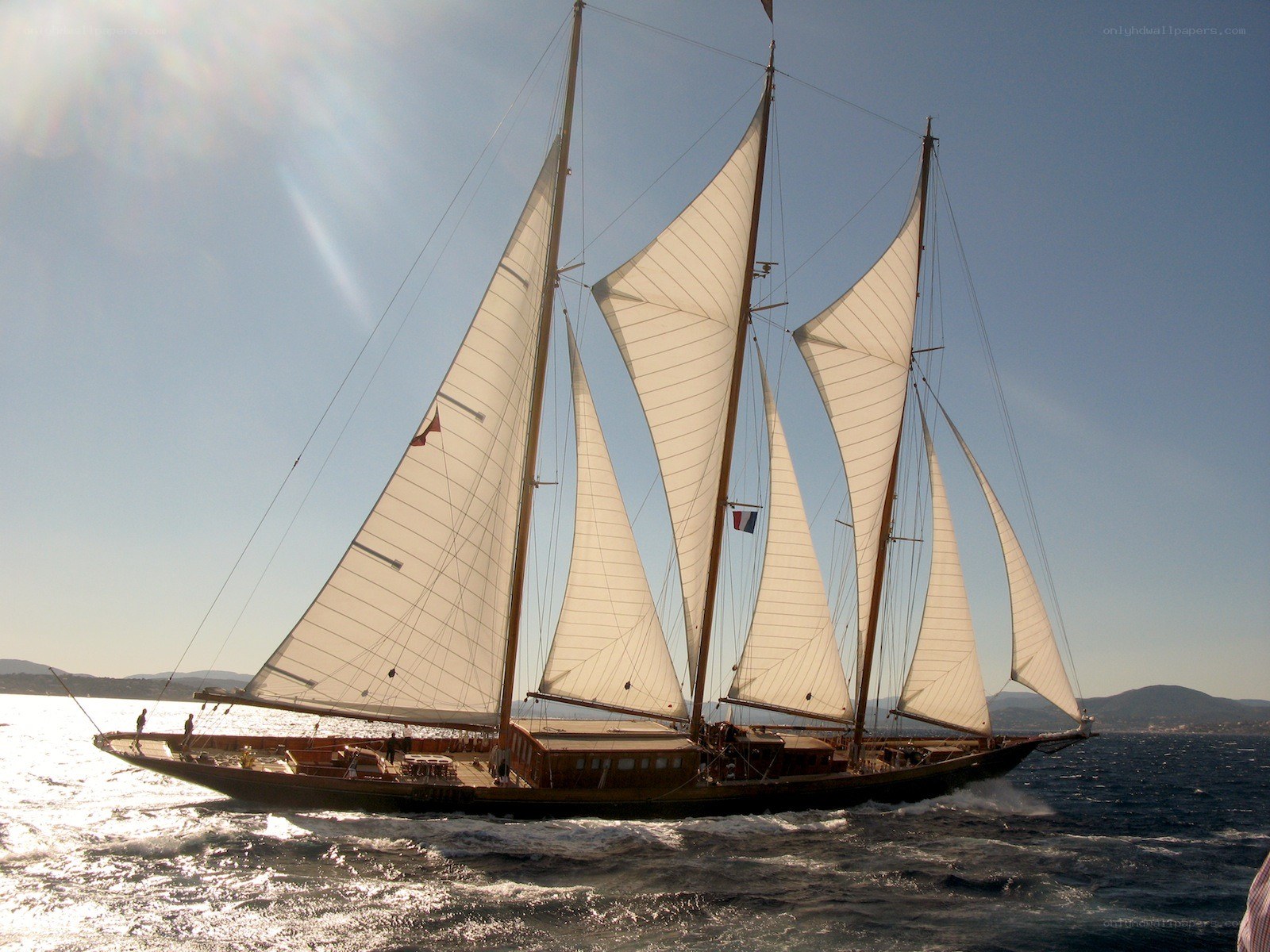 Sailing yacht with multiple sails