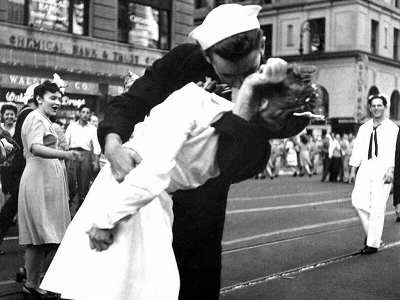 Sailor Kissing Nurse — Black