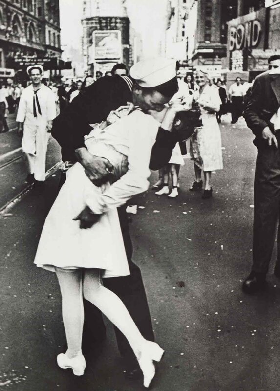 sailor kissing nurse in times square
