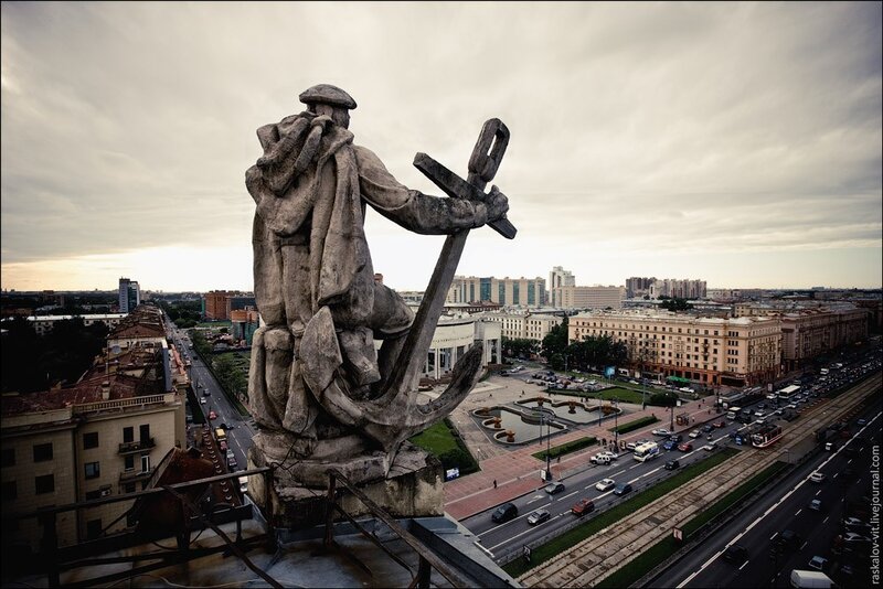 Sailor statue overlooking city