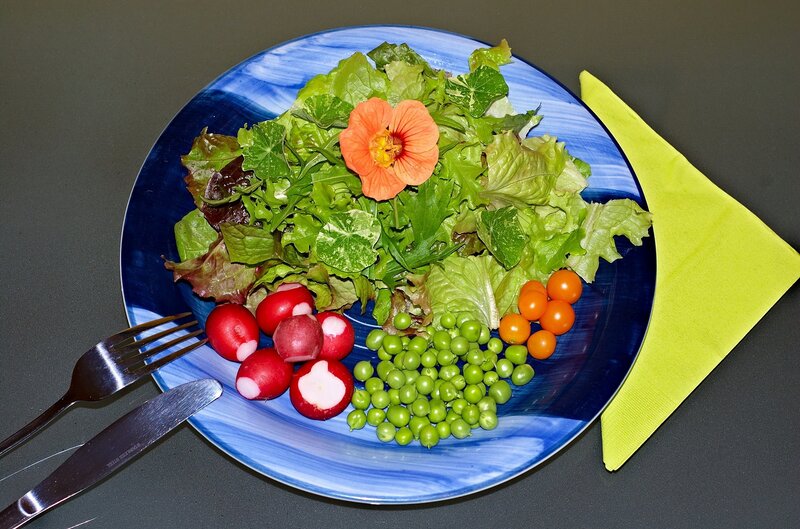 Salad with edible flower