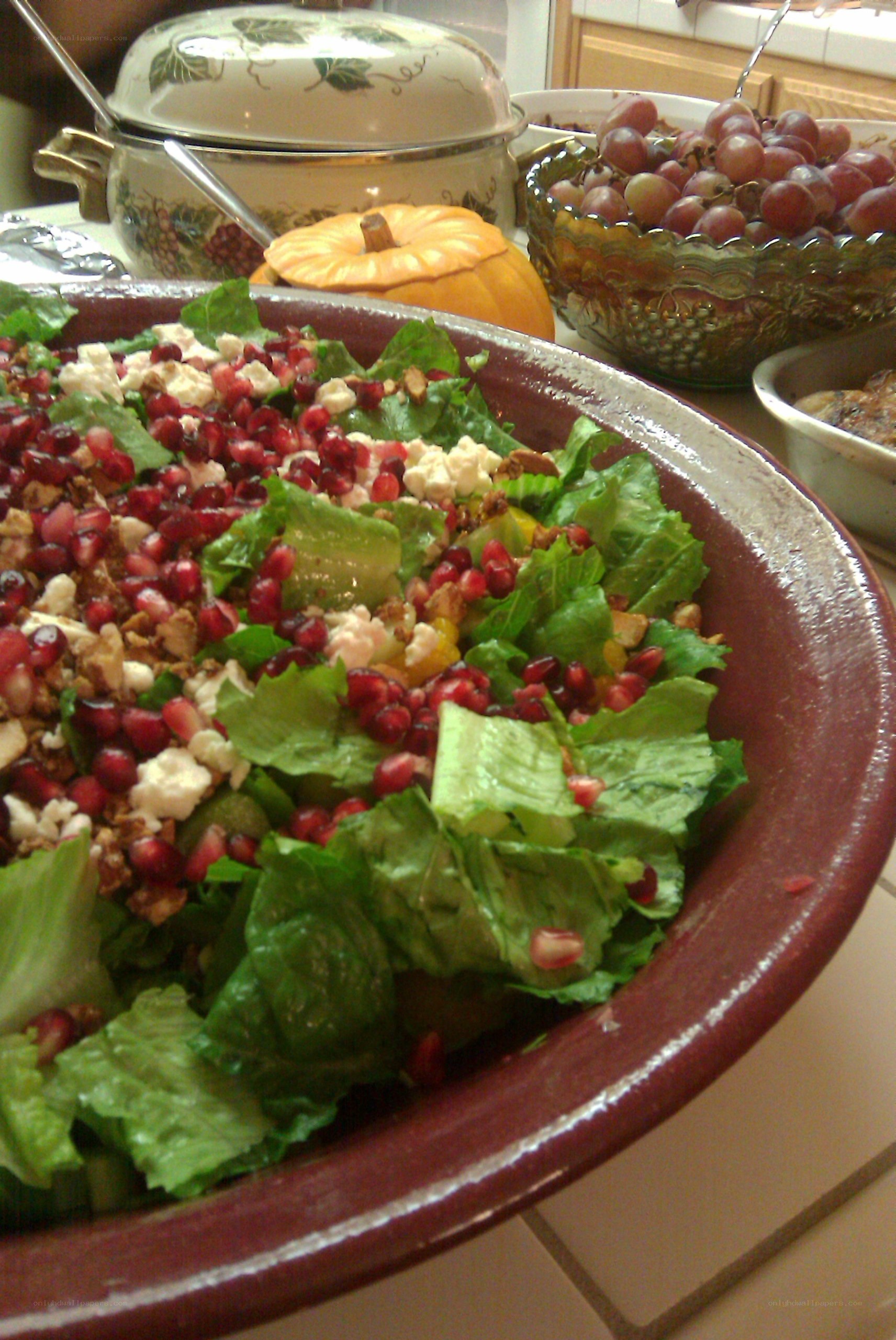 Salad with pomegranate and grapes