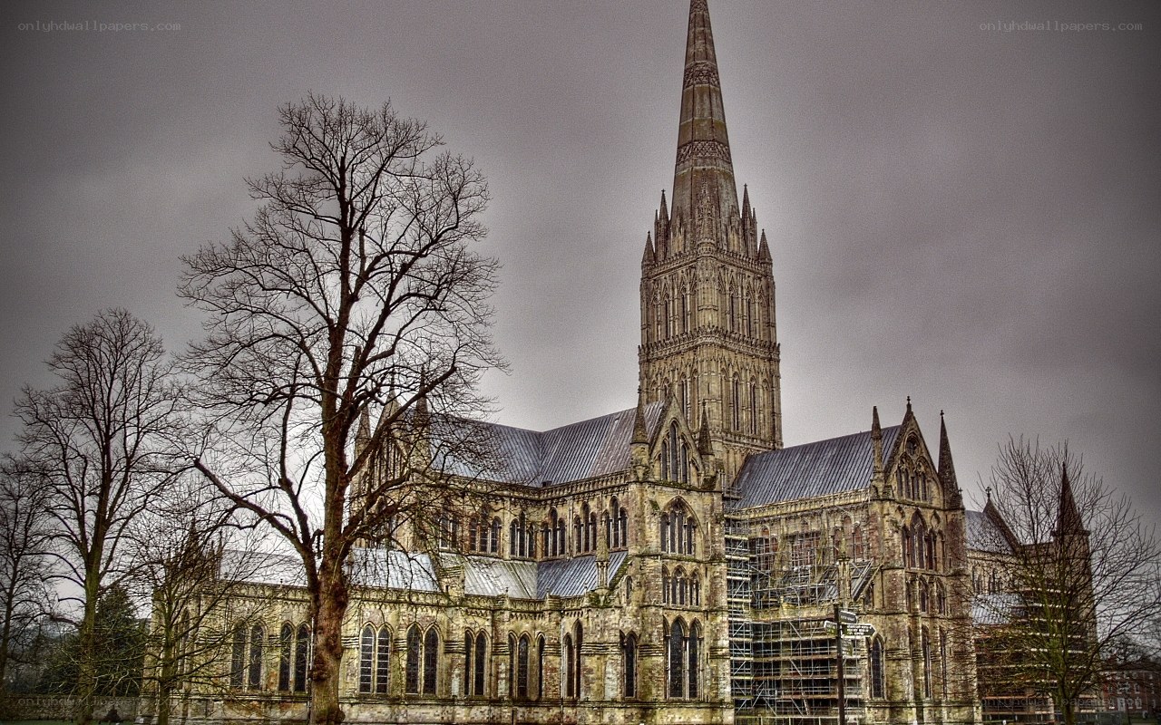 Salisbury Cathedral on a cloudy day