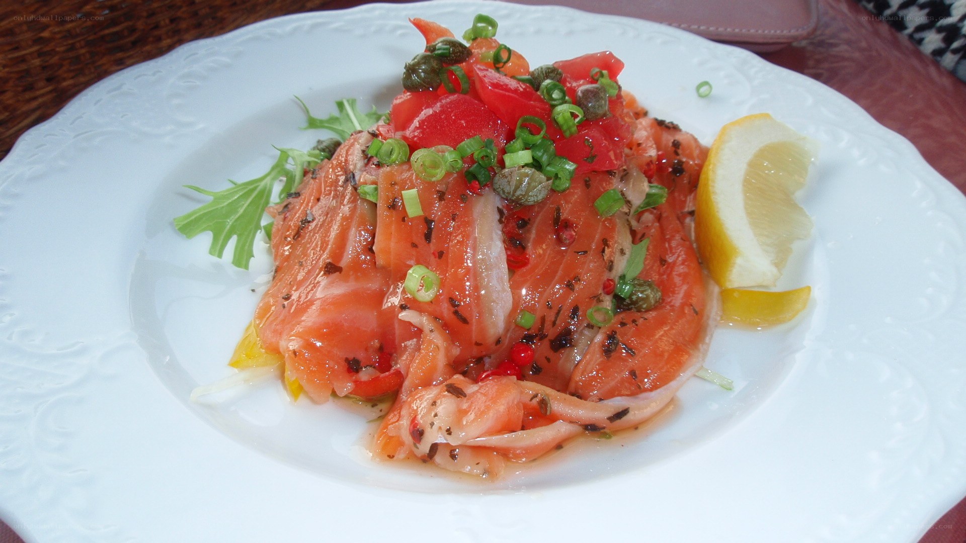 Salmon salad with lemon