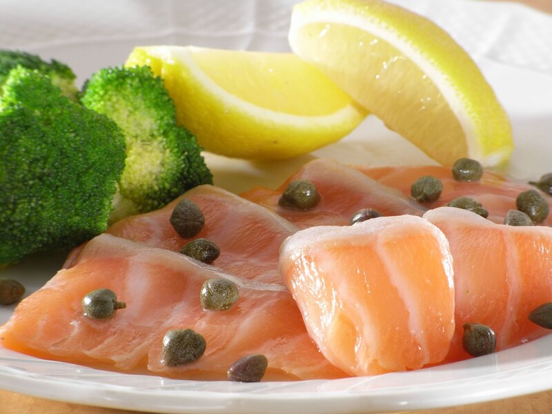 Salmon with capers and broccoli