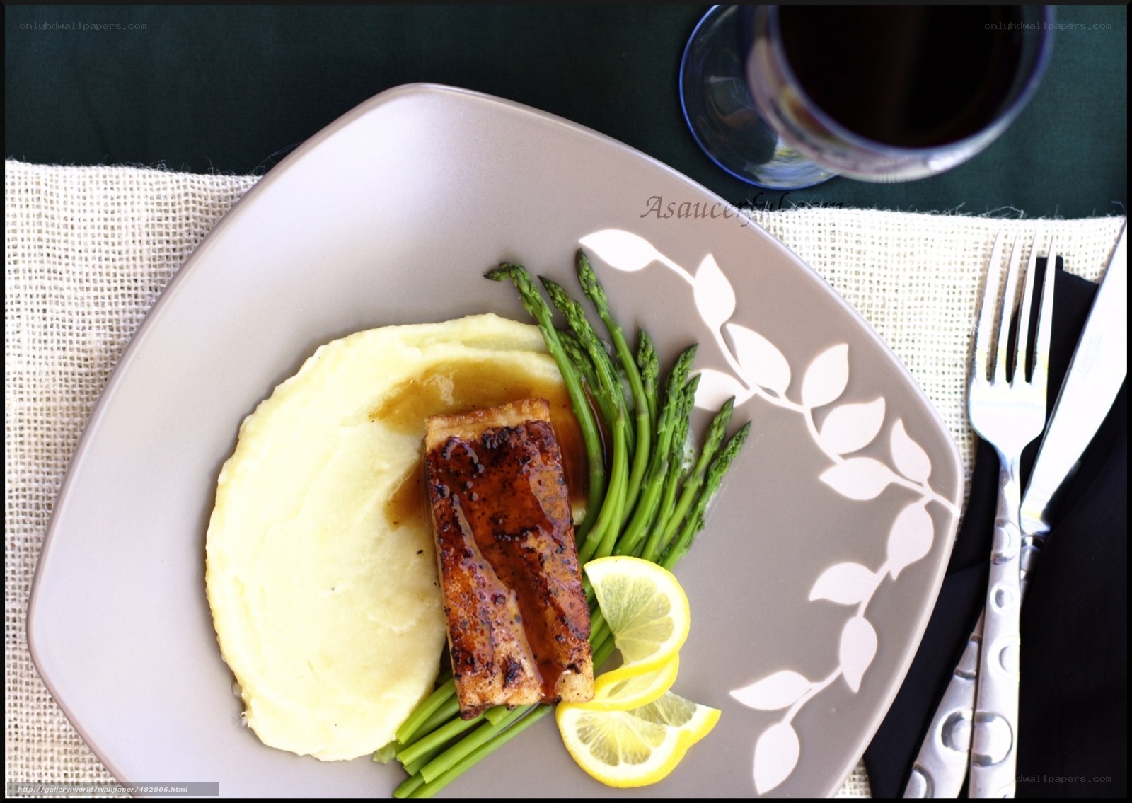 Salmon with mashed potatoes and asparagus