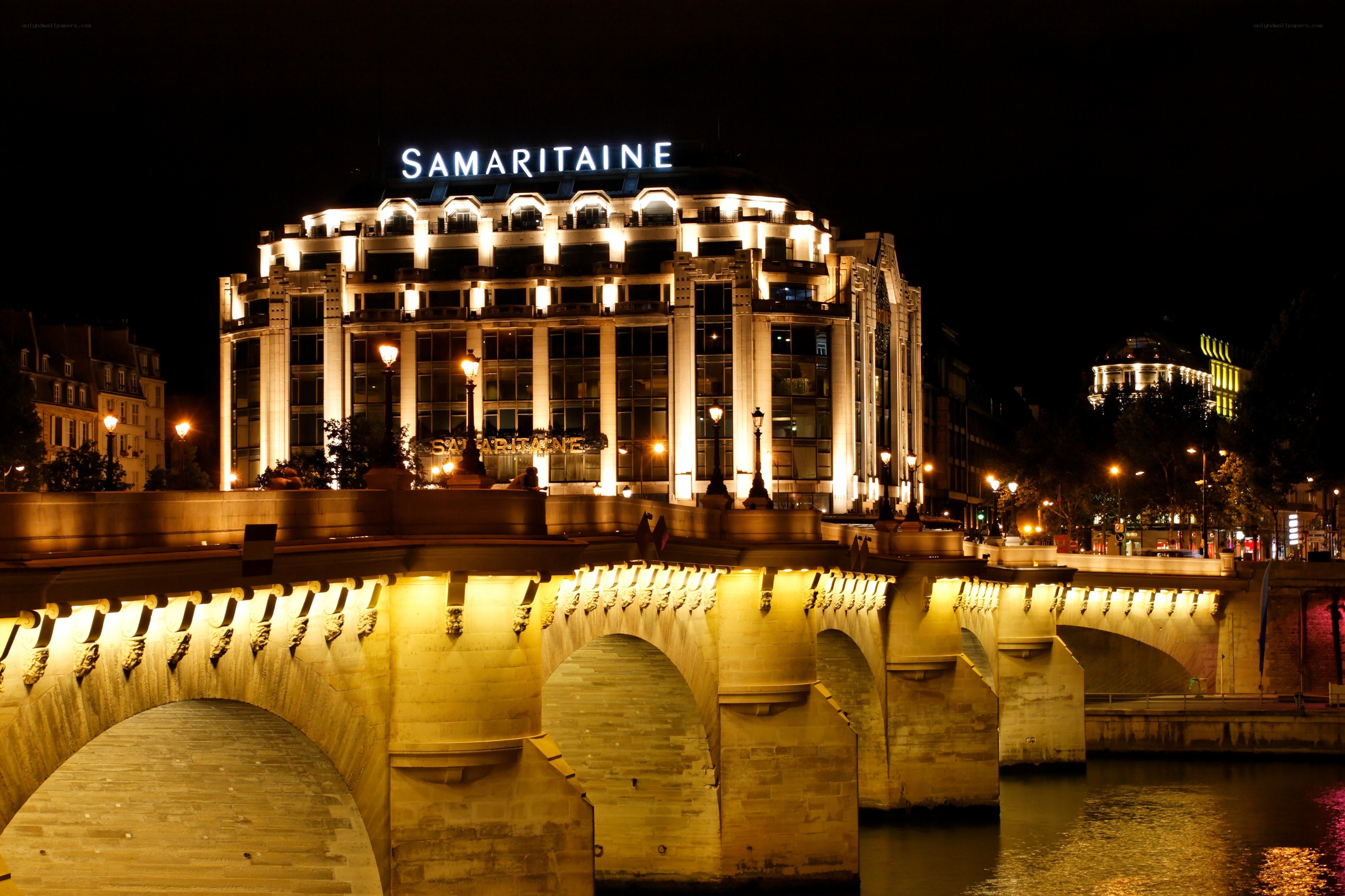 Samaritaine building at night