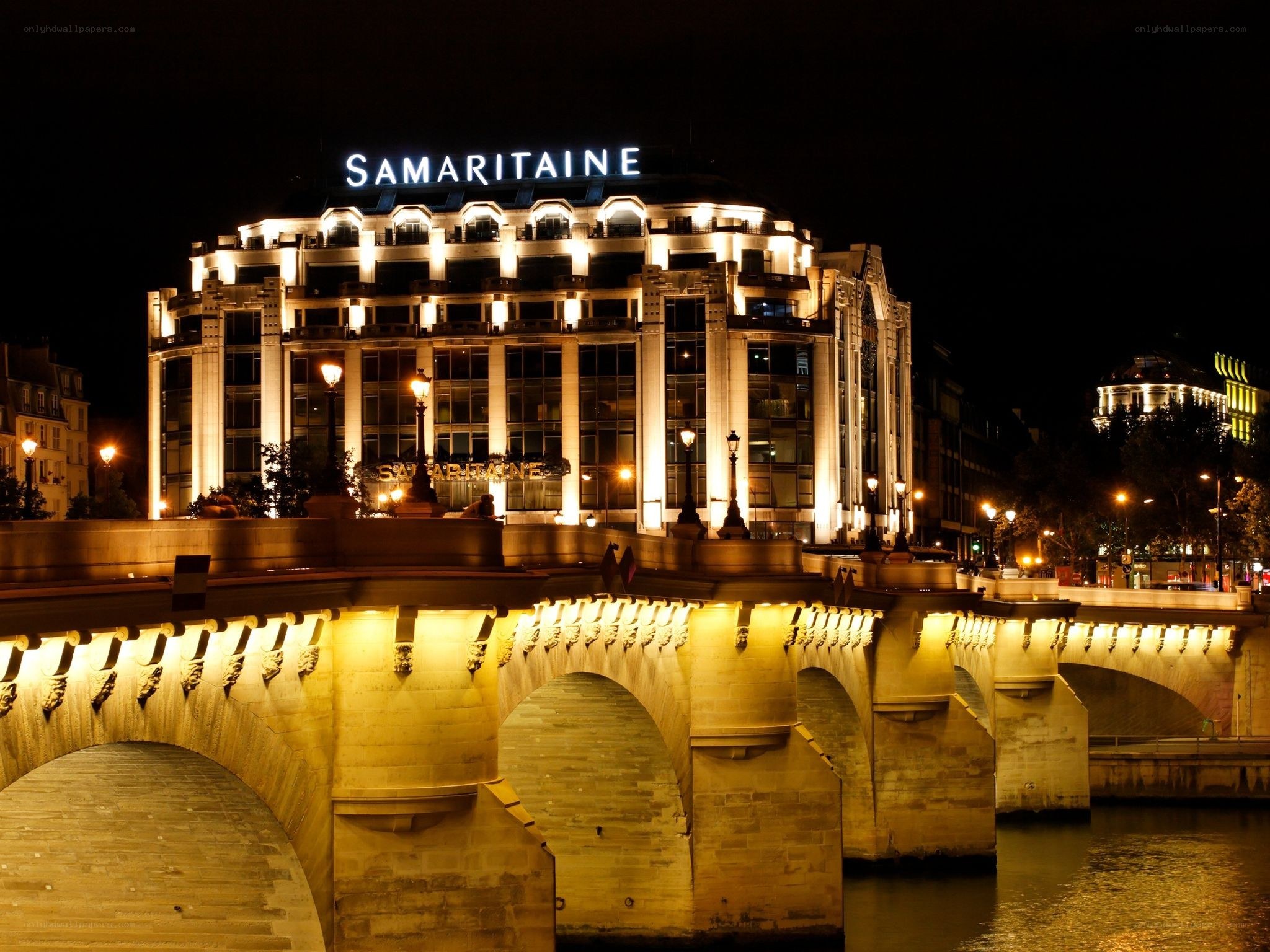 Samaritaine building at night
