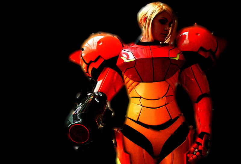 Samus Aran cosplay in red armor