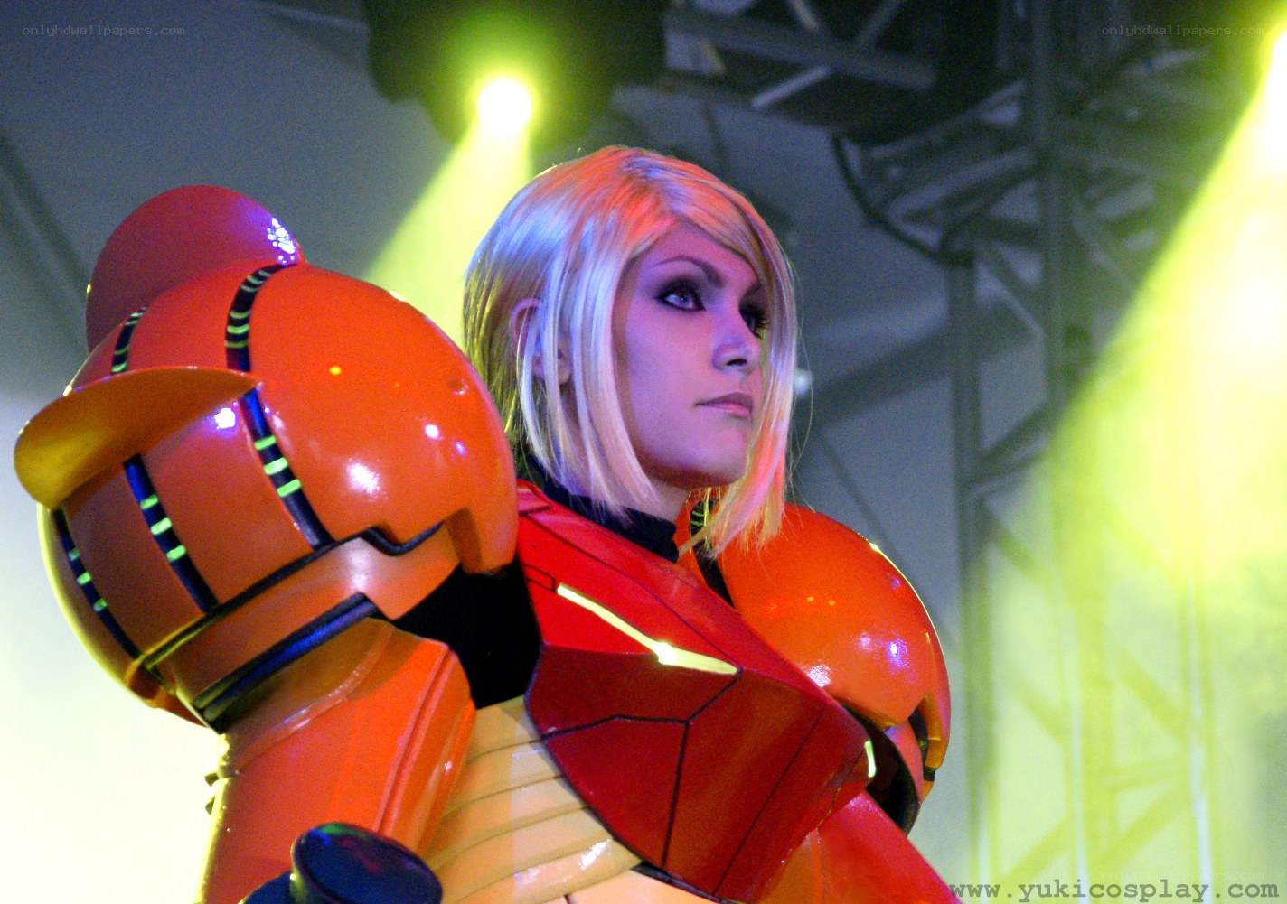 Samus Aran cosplayer on stage