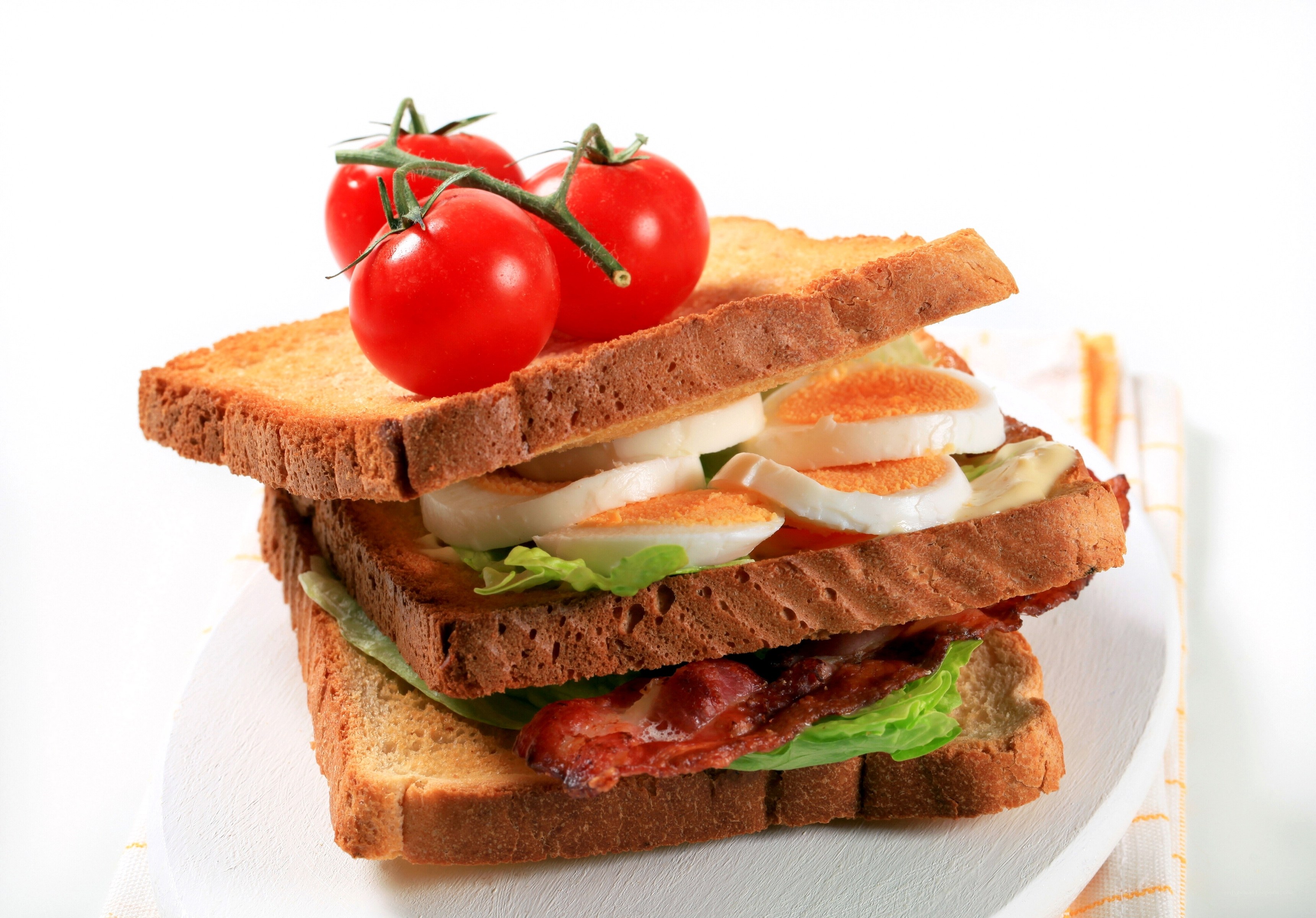 sandwich with tomatoes and eggs